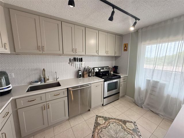 17000 NW 67th Ave 402, Hialeah, FL 33015