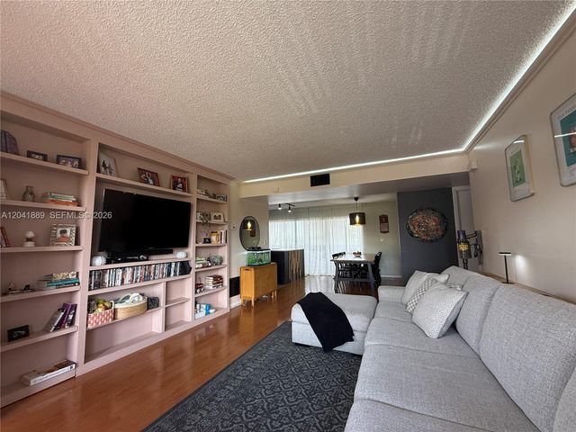 17000 NW 67th Ave 402, Hialeah, FL 33015