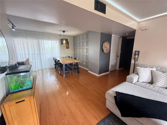 17000 NW 67th Ave 402, Hialeah, FL 33015