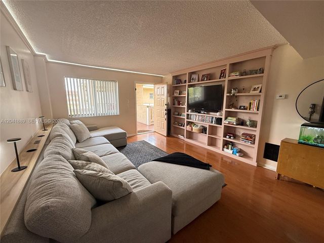 17000 NW 67th Ave 402, Hialeah, FL 33015