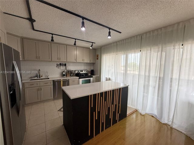 17000 NW 67th Ave 402, Hialeah, FL 33015