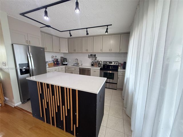 17000 NW 67th Ave 402, Hialeah, FL 33015