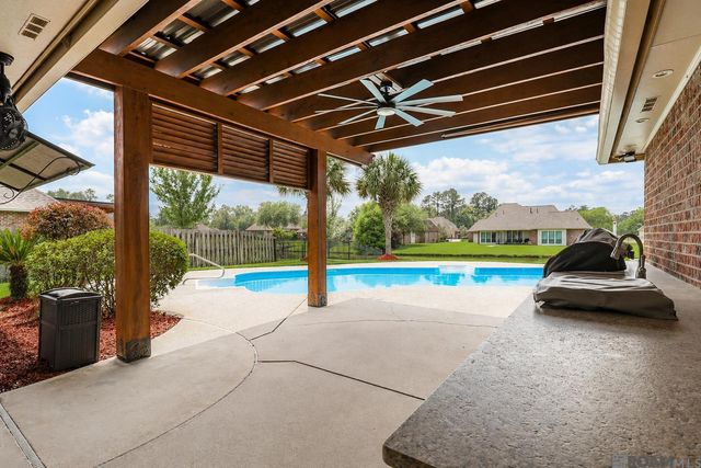 18436 Lake Stream Dr, Greenwell Springs, LA 70739
