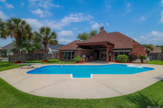 18436 Lake Stream Dr, Greenwell Springs, LA 70739