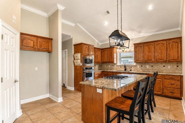 18436 Lake Stream Dr, Greenwell Springs, LA 70739