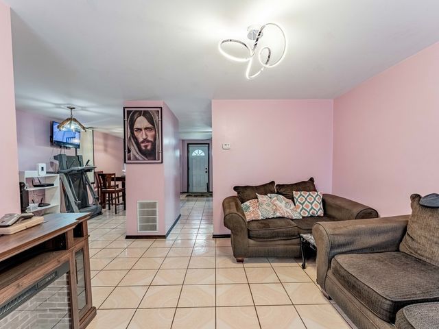 3311 S Damen Avenue, Chicago, IL 60608