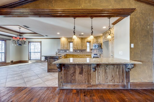 1230 Kiowa Drive E, Gainesville, TX 76240