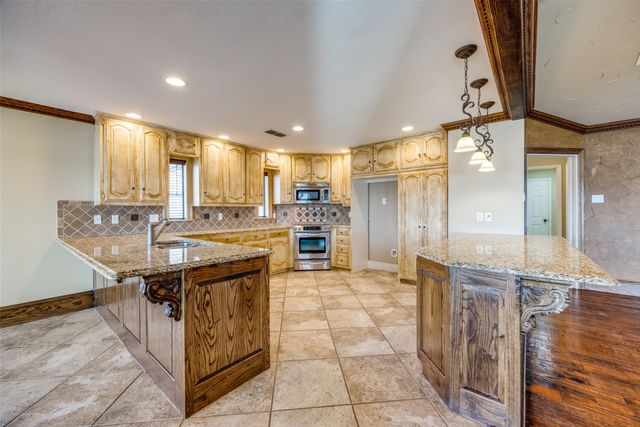 1230 Kiowa Drive E, Gainesville, TX 76240
