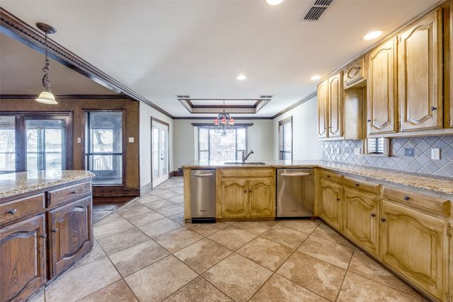 1230 Kiowa Drive E, Gainesville, TX 76240