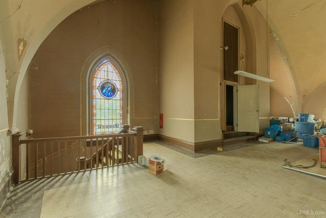 121 N 5th Avenue, Iron River, MI 49935