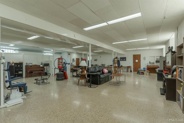 121 N 5th Avenue, Iron River, MI 49935