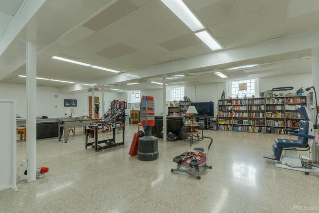 121 N 5th Avenue, Iron River, MI 49935