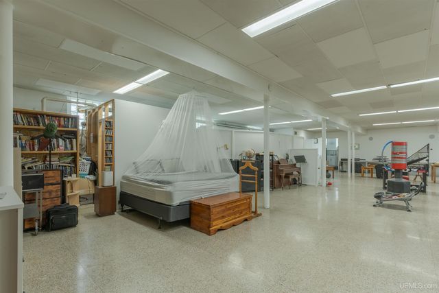 121 N 5th Avenue, Iron River, MI 49935