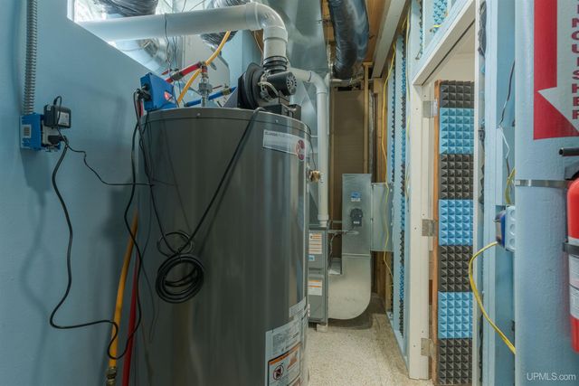 121 N 5th Avenue, Iron River, MI 49935