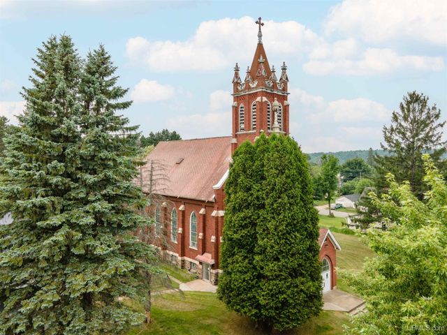 121 N 5th Avenue, Iron River, MI 49935