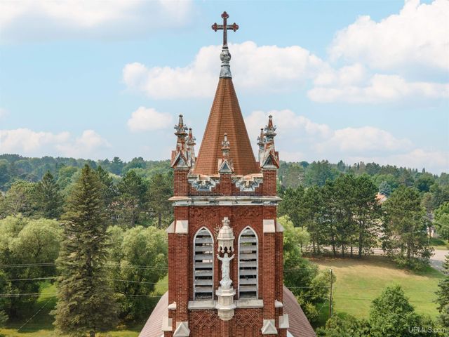 121 N 5th Avenue, Iron River, MI 49935