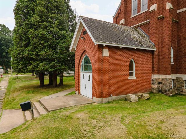 121 N 5th Avenue, Iron River, MI 49935