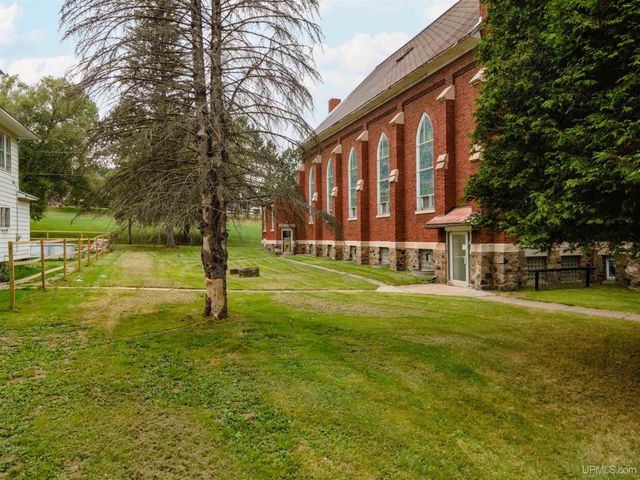 121 N 5th Avenue, Iron River, MI 49935
