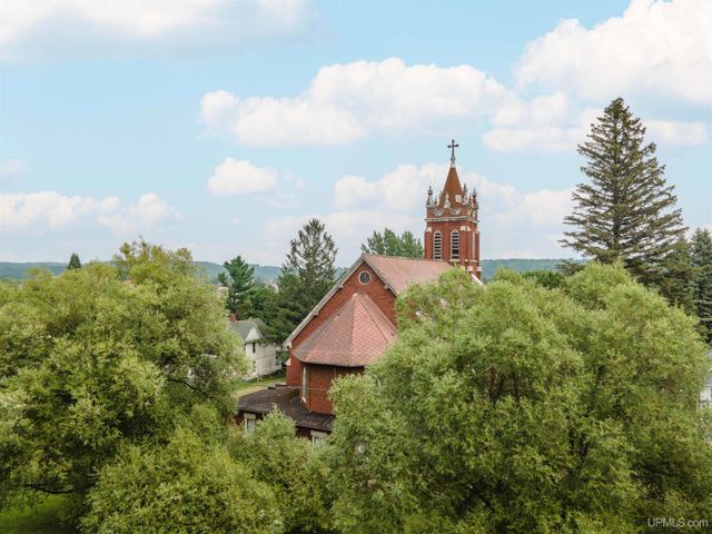 121 N 5th Avenue, Iron River, MI 49935