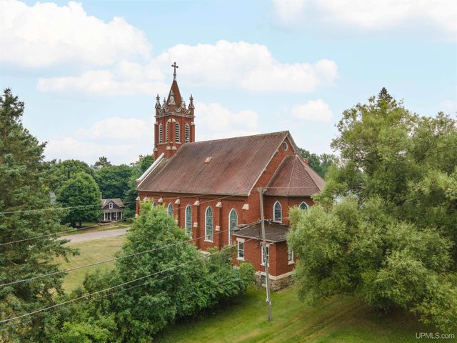 121 N 5th Avenue, Iron River, MI 49935