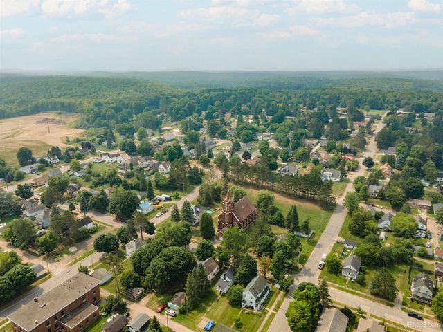 121 N 5th Avenue, Iron River, MI 49935