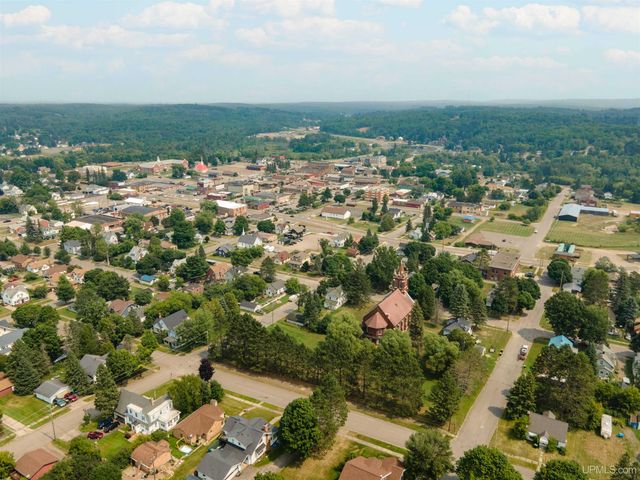 121 N 5th Avenue, Iron River, MI 49935
