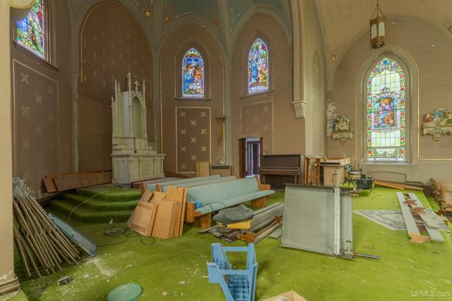 121 N 5th Avenue, Iron River, MI 49935