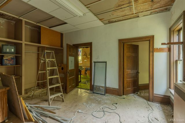 121 N 5th Avenue, Iron River, MI 49935