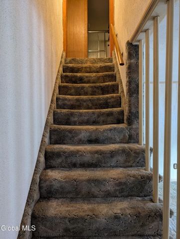 31 St George Place, Colonie, NY 12304