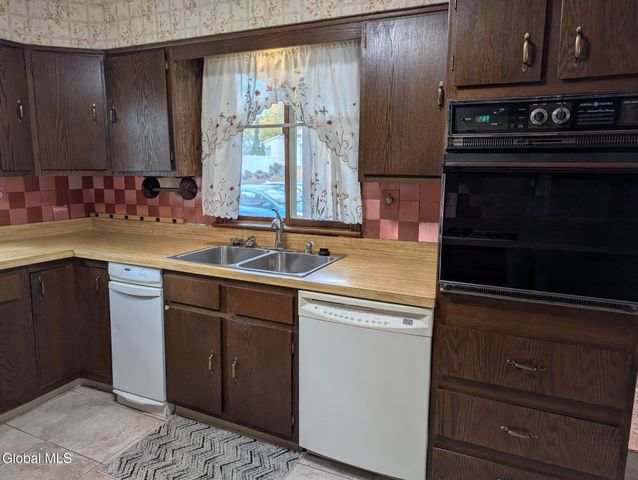 31 St George Place, Colonie, NY 12304