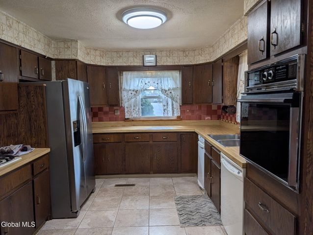 31 St George Place, Colonie, NY 12304