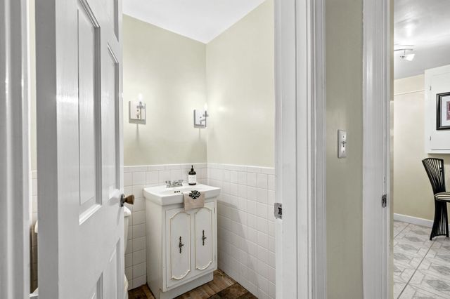 454 Eliot St, Milton, MA 02186