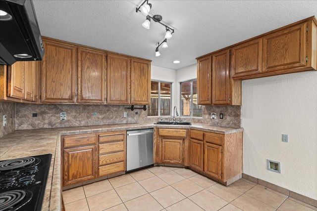 277 Garden Circle Dr, Manteca, CA 95336