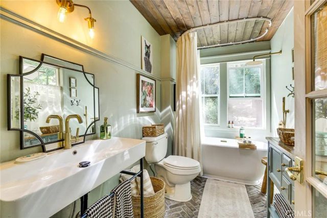 652 E Victoria Court, Lake Arrowhead, CA 92352