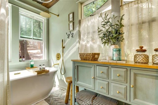 652 E Victoria Court, Lake Arrowhead, CA 92352