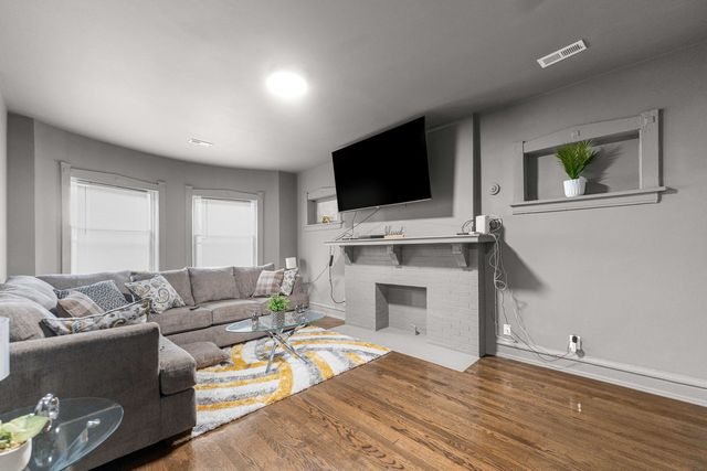 6140 S Eberhart Avenue, Chicago, IL 60637