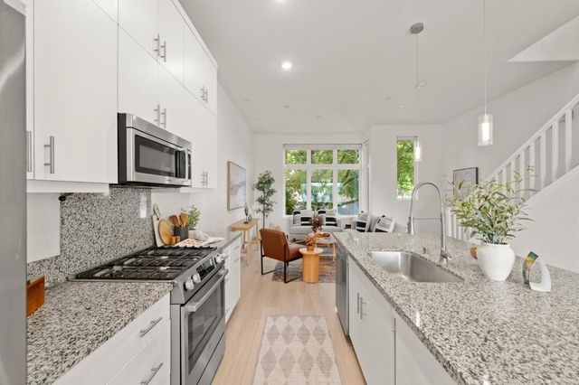 1712 20th St, Sacramento, CA 95811