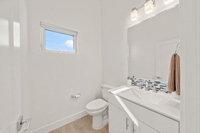 1712 20th St, Sacramento, CA 95811