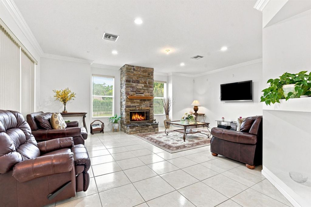 Image 13 of property listing at 13882 43rd Road N, Royal Palm Beach, FL 33411