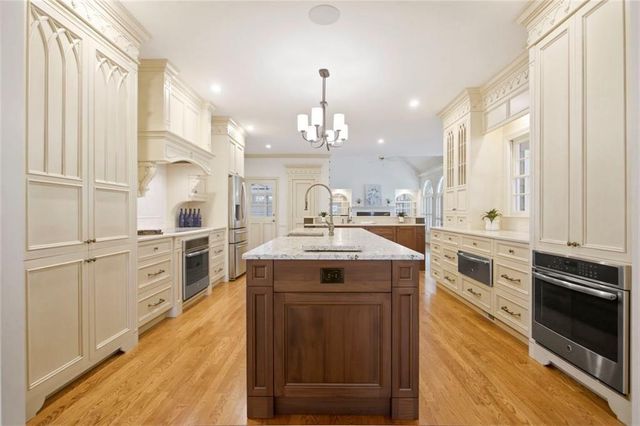 302 Barclay Place, Woodstock, GA 30189
