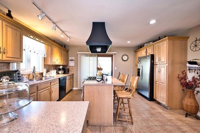 70 River Road, Somerset, MA 02726