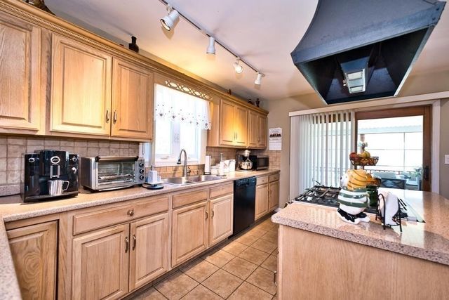 70 River Road, Somerset, MA 02726