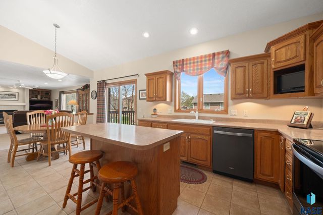 1400 S Dundee Dr Drive, Sioux Falls, SD 57106