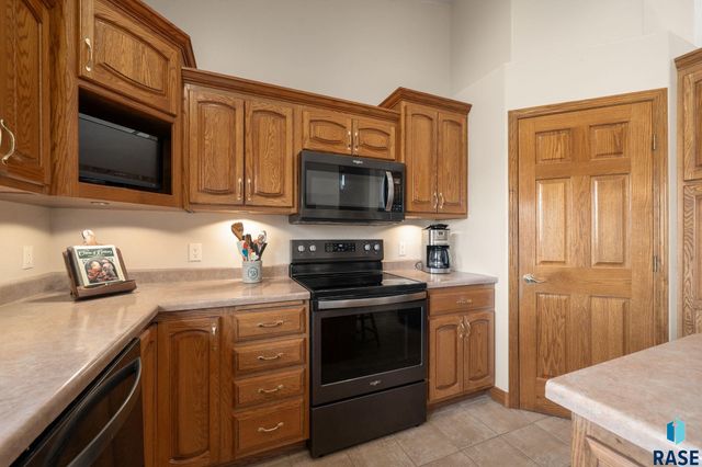 1400 S Dundee Dr Drive, Sioux Falls, SD 57106
