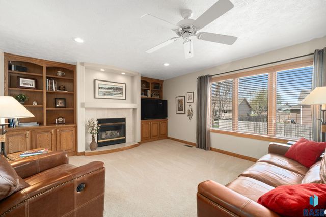 1400 S Dundee Dr Drive, Sioux Falls, SD 57106