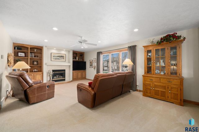 1400 S Dundee Dr Drive, Sioux Falls, SD 57106