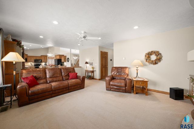 1400 S Dundee Dr Drive, Sioux Falls, SD 57106