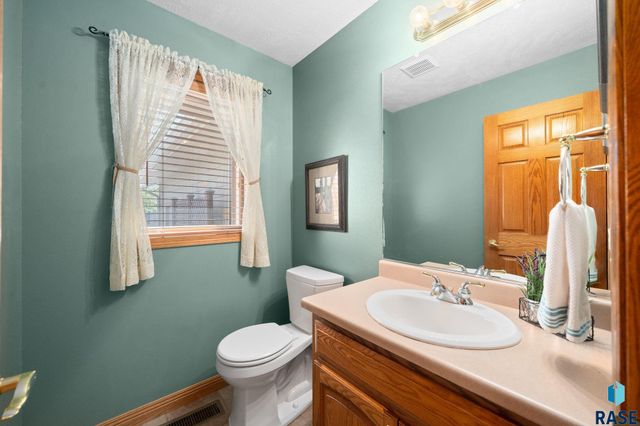 1400 S Dundee Dr Drive, Sioux Falls, SD 57106