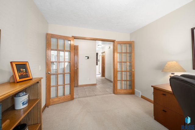 1400 S Dundee Dr Drive, Sioux Falls, SD 57106