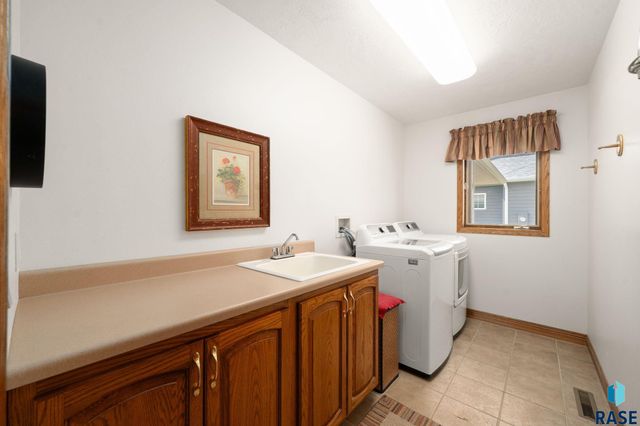 1400 S Dundee Dr Drive, Sioux Falls, SD 57106